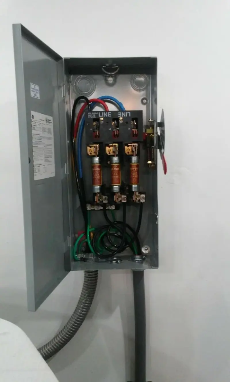 Three-phase disconnect switch installed for Electrical Wiring & Rewiring in Prien