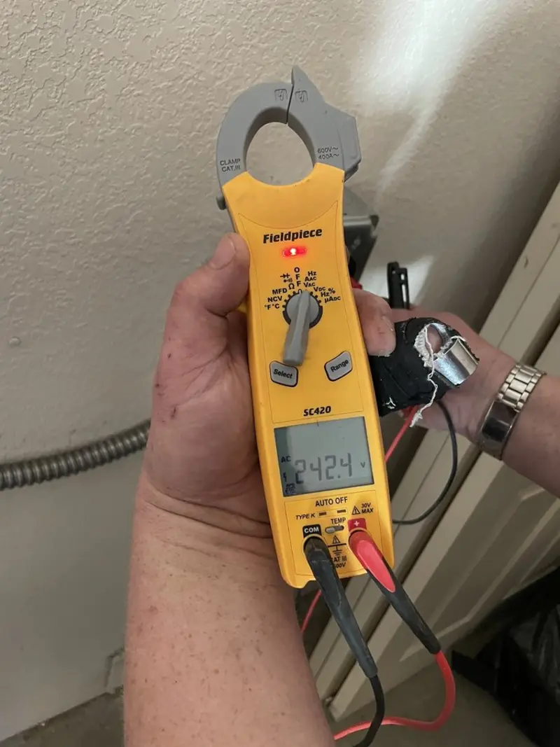 Voltage testing with clamp meter during Aluminum Wiring Replacement in Prien